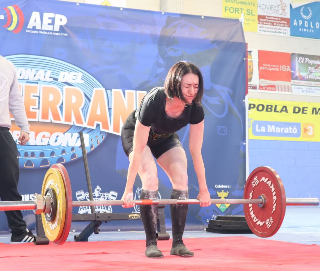 Lilia Inderbaeva haciendo peso muerto en una competición de powerlifting